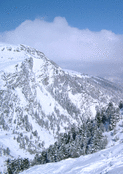 Montagnes enneig&eacute;es sous un ciel d'azur